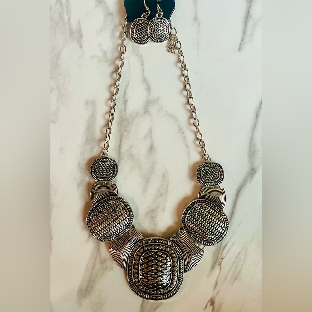 Paparazzi Prehistoric Powerhouse Silver Necklace and earings set